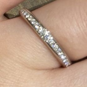 【ラザール ダイヤモンド(LAZARE DIAMOND)の口コミ】 ハーフエタニティだけど、真ん中のダイヤが一粒大きく、デザイン性のある…