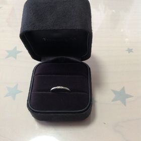 【ティファニー(Tiffany & Co.)の口コミ】 シンプルなデザインの真ん中にダイヤが3つ入ったデザインです。素材はプラ…