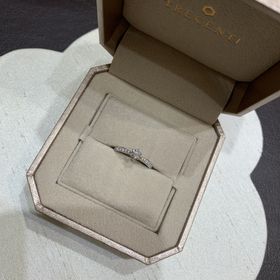 【TRECENTI(トレセンテ)の口コミ】 ダイヤの輝きやデザイン、ダイヤの形などとても可愛かったです！
サイドの…
