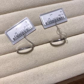 【TRECENTI(トレセンテ)の口コミ】 婚約指輪が細身でストレートのデザインなので、重ね付けしたときに合うよ…