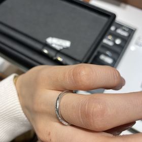 【エクセルコダイヤモンド(EXELCO DIAMOND)の口コミ】 上から見てもダイヤが見えるデザインを探していました。
この指輪はねじれ…