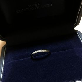 【銀座ダイヤモンドシライシの口コミ】 デザインがきにいりました。ストレートのリングに斜めにあしらわれたダイ…