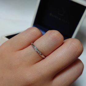 【HOSHI no SUNA 星の砂(ほしのすな)の口コミ】 指輪の太さは均一ですが、
ダイヤのラインが流れるように、
またどの角度…