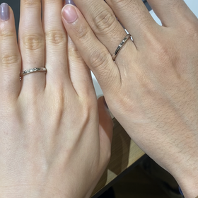 【ラザール ダイヤモンド(LAZARE DIAMOND)の口コミ】 プラチナ素材の、男性側はとにかくシンプルなデザイン、女性側はダイヤモ…