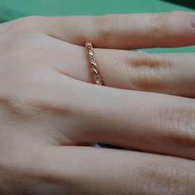 【RosettE(ロゼット)の口コミ】 他ではあまり見かけない縄編みのようなデザイン。ダイヤがバランス良く散…