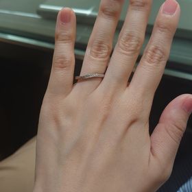 【アイプリモ(I-PRIMO)の口コミ】 細いデザインで、ダイヤモンドが流れているので、指がきれいに見えます。…