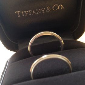 【ティファニー(Tiffany & Co.)の口コミ】 ずっと身に着ける物なのでシンプルなリングを探しており、
シンプルな中で…