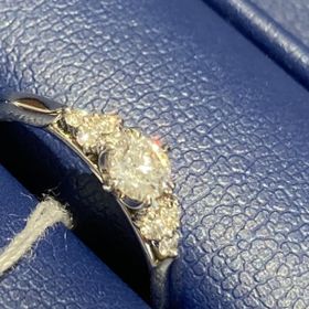 【銀座ダイヤモンドシライシの口コミ】 ダイヤモンドは、プロポーズリングにつけて購入してくれていました。リン…