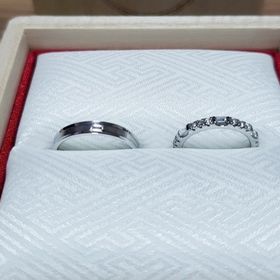 【TOMOE(トモエ)の口コミ】 ハーフエタニティで探していていくつか出していただき、四角のダイヤのデ…