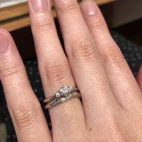 【銀座ダイヤモンドシライシの口コミ】 セットリングを探していたので、2本の指輪のフィット感に重点を置いていま…