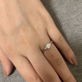 【銀座ダイヤモンドシライシの口コミ】 指輪のデザインの種類が多く決めきらないくらいでした
最後は直感で1番し…