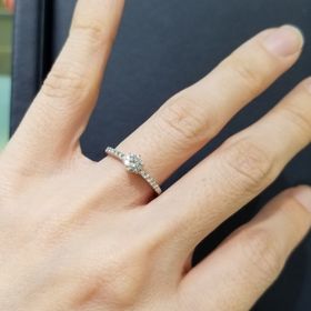 【ROYAL ASSCHER(ロイヤル・アッシャー)の口コミ】 とにかくキラキラで、ダイヤモンドの輝きの強さはさすがカッターズブラン…