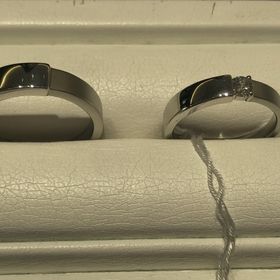 【ギンザタナカブライダル(GINZA TANAKA BRIDAL)の口コミ】 鏡面とマットのハーフトーンがスタイリッシュで格好良いです。中央の1粒ダ…