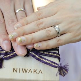 【俄(にわか)の口コミ】 デザインに一目惚れです。真っ直ぐのデザインより、ウェーブのあるデザイ…