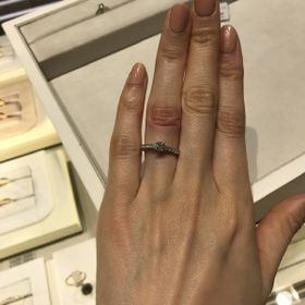 【ブシュロン(BOUCHERON)の口コミ】 ぱっと見た感じは他ブランドでもあるようなデザインですが、よく見ると側…