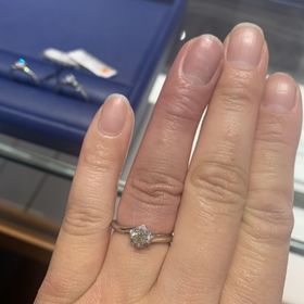 【銀座ダイヤモンドシライシの口コミ】 真ん中の大きいダイヤの周りに細かいダイヤがたくさんついていて遠目に見…