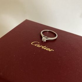 【カルティエ(Cartier)の口コミ】 婚約指輪はカルティエがいいとずっと思っていました。ソリテールは定番で…