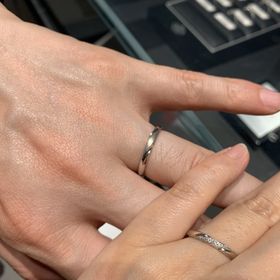 【エクセルコダイヤモンド(EXELCO DIAMOND)の口コミ】 細かなダイヤモンドが中央に斜めに流れているデザインです。
ミル打ちもさ…