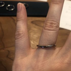【ichi(イチ)の口コミ】 シンプルながらも動きがある指輪です。鍛造製法で作られているので細身で…