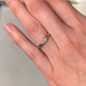 【ケイウノ ブライダル(K.UNO BRIDAL)の口コミ】 カーブの形状とアクセントとしてのゴールドカラーがきれいなリングです。…