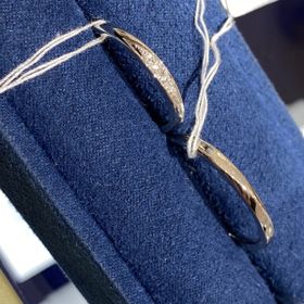 【4℃ BRIDAL(ヨンドシーブライダル)の口コミ】 縁が丸くなっているのではめてもゴツゴツ感がなく良かったです。指輪自体…