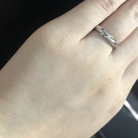 【アイプリモ(I-PRIMO)の口コミ】 小さいダイヤが入っており光に当たると光って、とても綺麗です。あまり派…