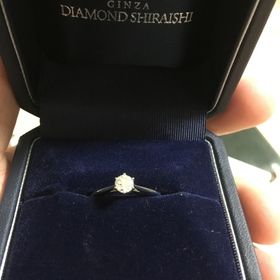 【銀座ダイヤモンドシライシの口コミ】 シンプルでありながらとてもきれいな指輪です。彼女もすごく喜んでくれま…