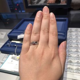 【銀座ダイヤモンドシライシの口コミ】 婚約指輪はシンプルですが、王道の形でした。
結婚指輪の方もダイヤがたく…
