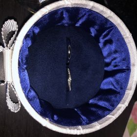 【ROYAL ASSCHER(ロイヤル・アッシャー)の口コミ】 婚約指輪のブランドをロイヤルアッシャーにしたので合わせて購入。品格が…