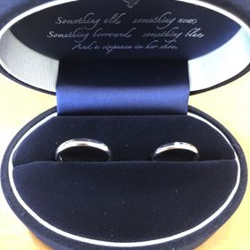 【Something Blue(サムシングブルー)の口コミ】 シンプルなデザインの指輪を探していたことと、婚約指輪との相性が良かっ…