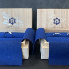 【葵山葵(アオイワサビ)の口コミ】 シンプルなデザインのなかにそれぞれブラックダイヤとピンクダイヤがはめ…