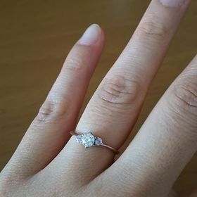 【A・D・A(エー・ディー・エー)の口コミ】 シンプルで、中央がダイヤ、両端がピンクのデザインのものを探しており、…