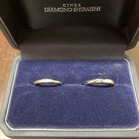 【銀座ダイヤモンドシライシの口コミ】 他社のブランドもいくつか見たのですが、新郎のこだわりがあり、中々良い…