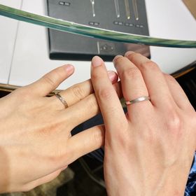 【銀座ダイヤモンドシライシの口コミ】 出来るだけ指が長く見える指輪でダイヤも主張しすぎないくらいの可愛いデ…