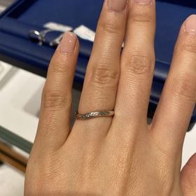 【銀座ダイヤモンドシライシの口コミ】 指輪の角がないのがウリ？と言っていて丸みがあり、
とにかく滑らかでつけ…