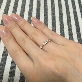 【ORECCHIO(オレッキオ)の口コミ】 婚約指輪には珍しいエメラルドカットが気に入って購入しました。
デザイン…