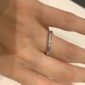 【4℃ BRIDAL(ヨンドシーブライダル)の口コミ】 最初はシンプルなものを中心に試着していましたが、ダイヤのついたリング…