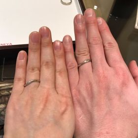 【杢目金屋(もくめがねや)の口コミ】 このブランドの1番の魅力である、指輪の柄の木目調が素敵です。
ペアの指…