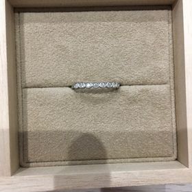 【YUKA HOJO(ユカホウジョウ)の口コミ】 結婚指輪を上記メーカで購入することを決め、その結婚指輪に重ね付けでき…