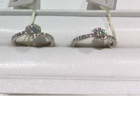 【Ponte Vecchio(ポンテヴェキオ)の口コミ】 デザインが花のような形で、一般的な一粒ダイヤモンドのデザインより華や…