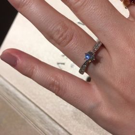 【TASAKI(タサキ)の口コミ】 瑞々しいセンターダイヤに、アームにもメレダイヤ付きの華やかなデザイン…