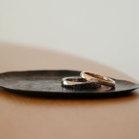 【サロン・ド・ルシェルの口コミ】 色は、ピンクゴールドと決めて、お店に伺いました。デザインは2人とも好み…