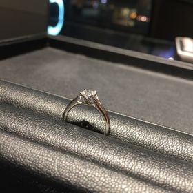 【エクセルコダイヤモンド(EXELCO DIAMOND)の口コミ】 婚約指輪をもらうつもりはなかったのですが結婚指輪探しのときに店内で見…