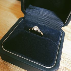 【銀座ダイヤモンドシライシの口コミ】 決め手はメレダイヤが付いていることと、ダイヤに向かってリングが細くな…