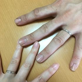 【銀座ダイヤモンドシライシの口コミ】 シンプルだけどデザイン性があり、2人で手を取り合っているイメージコンセ…