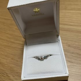 【VANillA(ヴァニラ)の口コミ】 彼女からブルーのダイヤを入れて欲しいという要望があったのでそれを必須…