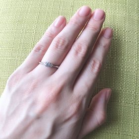 【ラザール ダイヤモンド(LAZARE DIAMOND)の口コミ】 指輪を選ぶ際、
・婚約指輪と結婚指輪は重ね付けできるデザイン
・太い指…