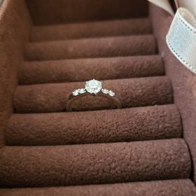 【ラザール ダイヤモンド(LAZARE DIAMOND)の口コミ】 輝きが綺麗な指輪を探していて、こちらのブランドにたどり着きました。
キ…