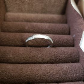 【ラザール ダイヤモンド(LAZARE DIAMOND)の口コミ】 婚約指輪と一緒につけるのを鑑みて同じブランドにしました。
シンプルな指…