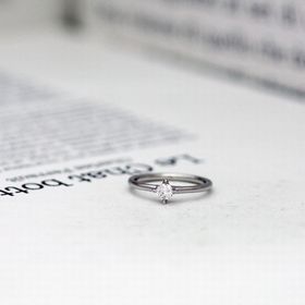 【atelier CraM(アトリエ クラム)の口コミ】 婚約指輪のデザインはシンプルなものに憧れていたので、そのように仕上げ…